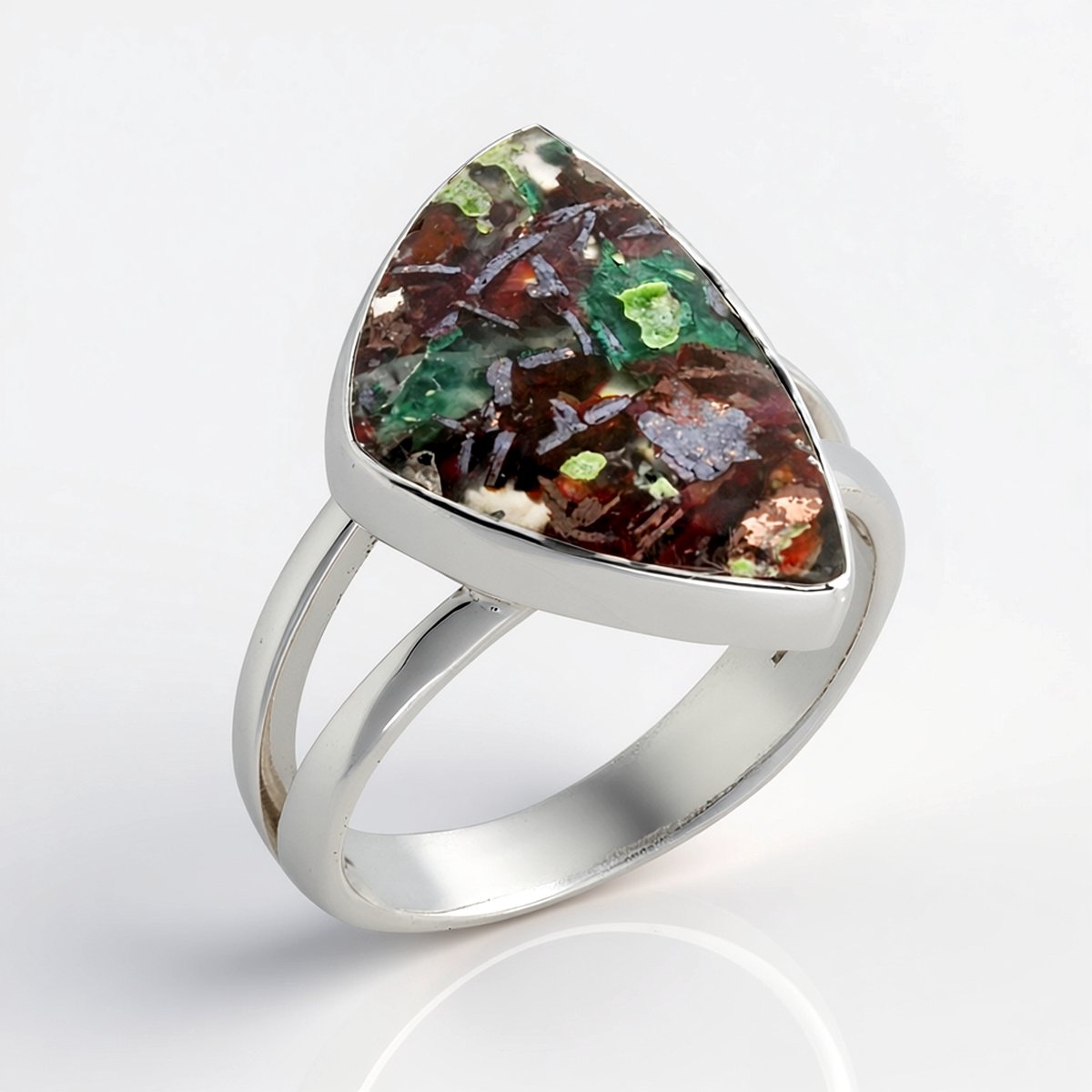 Cavill - Zilveren Ring met 5,5 Karaat Venus Chalcedoon - 925 Sterling Zilver Bezel Ring - Driehoekige Cabochon - Modieuze Edelsteenring Dames