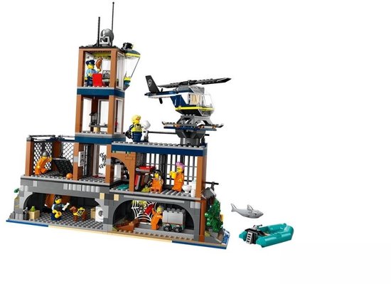 LEGO City Politiegevangeniseiland met gevangenistoren, helikopter en bootjes op een witte achtergrond.