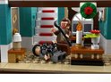 LEGO-figuur met kraai op aanvallende pose, en een andere op zijn rug met een LEGO-spin.