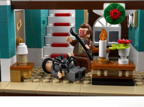 LEGO-figuur met kraai op aanvallende pose, en een andere op zijn rug met een LEGO-spin.