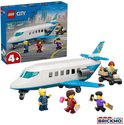 LEGO City Passagierstoestel Vliegtuig 60492 speelgoedset met vliegtuig, vier minifiguren en bagagetrekker, naast de productdoos.