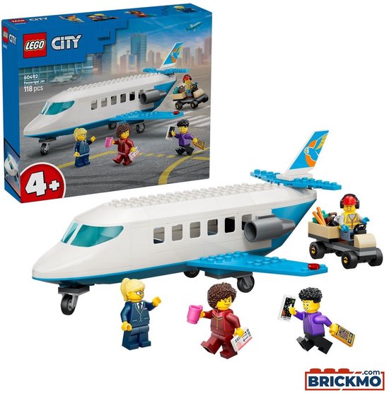 LEGO City Passagierstoestel Vliegtuig 60492 speelgoedset met vliegtuig, vier minifiguren en bagagetrekker, naast de productdoos.