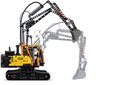 Gele LEGO Technic graafmachine met zwarte rupsbanden en oranje accenten. De arm is in beweging, met een pijl die de beweging aangeeft.