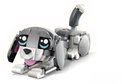 Chat LEGO gris avec de grands yeux bleus, des moustaches noires et une langue rose sortant de sa bouche.