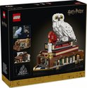 Achterkant van LEGO Harry Potter doos, met een uil, boeken en kleine scènes.