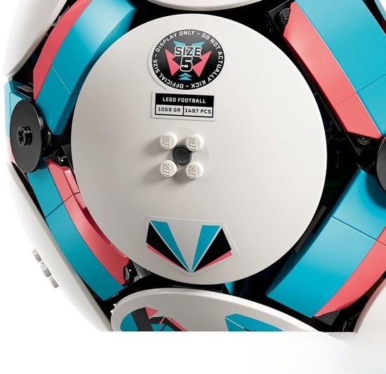 LEGO voetbalmodel met witte, turquoise en roze vlakken. Centraal wit vlak met "LEGO FOOTBALL" en "SIZE 5 OFFICIAL MATCH BALL".