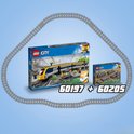 LEGO City treinrails worden rond twee LEGO-dozen getoond: 60197 en 60205.
