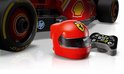 Rode Ferrari F1-helm met Ferrari-logo, naast een zwarte controller en een deel van een rode racewagen.