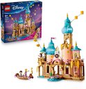 Lego Disney kasteel met Rapunzel, Flynn, Pascal en boot. Pastelkleurig met blauwe torens.