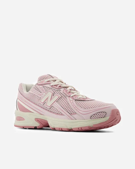 Roze New Balance sneaker met witte veters, crèmekleurige zool en beige accenten.