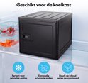 Zwarte, rechthoekige opbergbox met cijferslot, in een koelkast. Naast glazen bakjes met aardbeien en worteltjes.