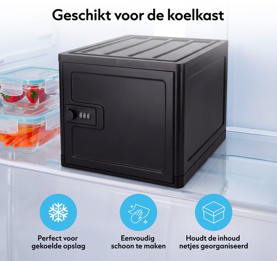 Zwarte, rechthoekige opbergbox met cijferslot, in een koelkast. Naast glazen bakjes met aardbeien en worteltjes.