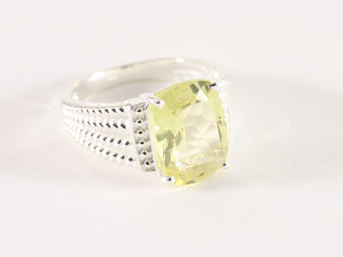 Opengewerkte zilveren ring met lemonkwarts