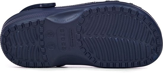 Donkerblauwe Crocs clogs, zool met profiel en 'Crocs' logo. 'boulder, colorado' op de zool.