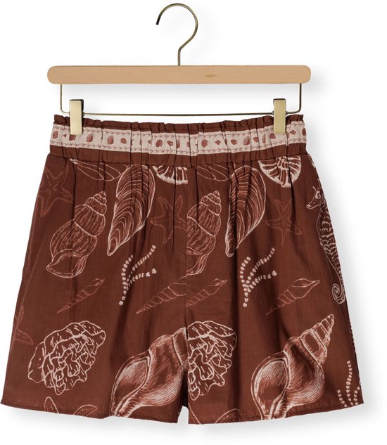Bruine short met all-over print van schelpen, zeesterren en zeepaardjes. Elastische tailleband met patroon.