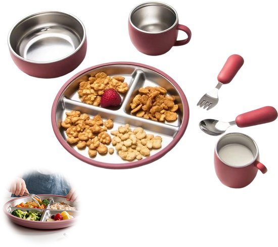 Roze baby eetset met een verdeeld bord, lepel, vork, beker en kom. Borden gevuld met ontbijtgranen en aardbei.