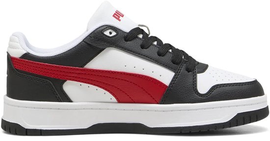 Witte lage sneaker met zwarte en rode Puma-streep, Puma-logo op de tong.