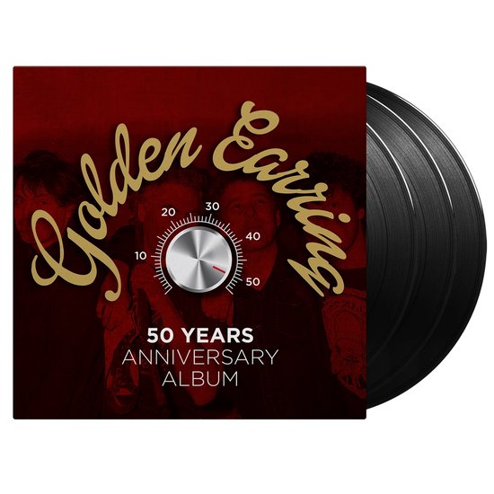 Albumhoes 'Golden Earring - 50 Years Anniversary Album' met bandleden op achtergrond, gouden letters en een volumeknop. Drie vinylplaten rechts.