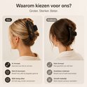 Grote, zwarte XL haarklem in een vrouw met blond haar. Tegenover een kleinere, zwarte klem in donker haar.
