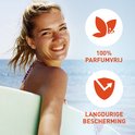 Lachende vrouw met surfboard, 100% parfumvrij en langdurige bescherming.