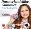 Meisje met blauwe ogen en lang bruin haar, houdt een flesje "KIDS TUMMY GUMMIES" vast. Aardbeien op de voorgrond.