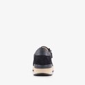 Achterkant van een donkerblauwe suède sneaker met ritssluiting en beige zool.