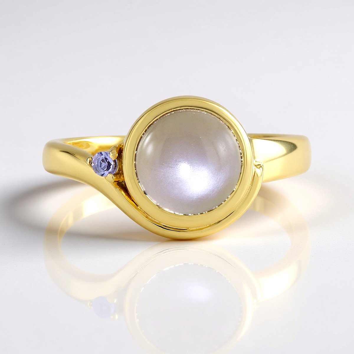 Cavill - Zilveren Maansteen Ring - 925 Sterling Zilver - 2,25 ct Cabochon Maansteen - 0,04 ct Tanzaniet - Elegante, Handgemaakte Ring met Gouden Laag