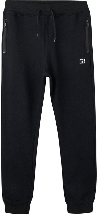 Zwarte joggingbroek met trekkoord, ritszakken en een klein wit logodetail.