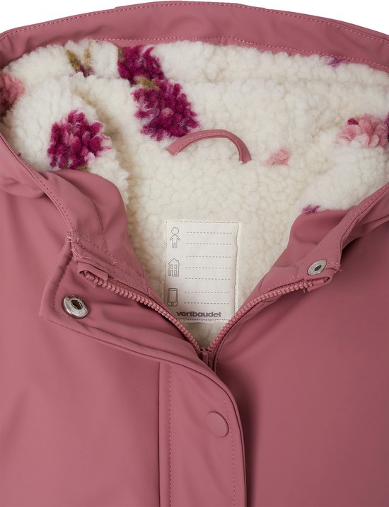 Roze jas met ritssluiting, drukknoopjes en een zachte, witte sherpa voering met bloemenprint.