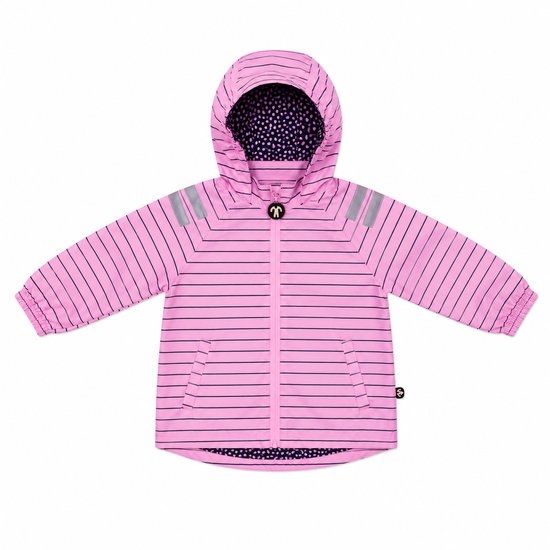 Roze regenjas voor kinderen met donkerblauwe strepen, reflectoren en een capuchon.