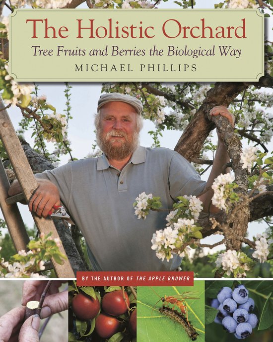 Boekomslag "The Holistic Orchard" met Michael Phillips tussen bloeiende fruitbomen, met een ladder. Kleinere afbeeldingen tonen enten, perziken en bosbessen.
