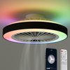 Zwarte plafondventilator met verlichting die de kamer in regenboogkleuren verlicht. Smartphone en afstandsbediening zichtbaar.