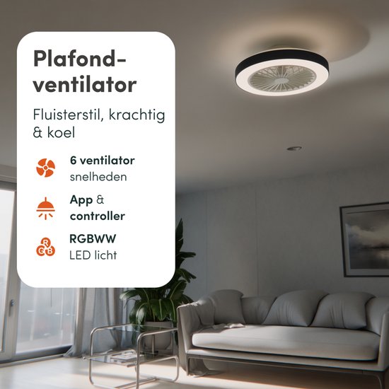 Moderne zwarte plafondventilator met LED verlichting in een woonkamer met bank en fauteuil. Met 6 snelheden en app bediening.