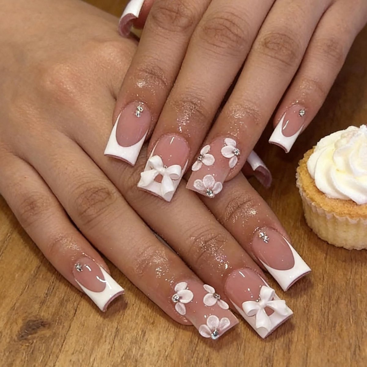 on Nails zelfklevende nagels, 24 stuks Korte Middellange Vierkante Press on Nails voor Dames, Nepnagels voor Bruiloft, Feest, Salon (Wit French 3D Bloemen Strik)