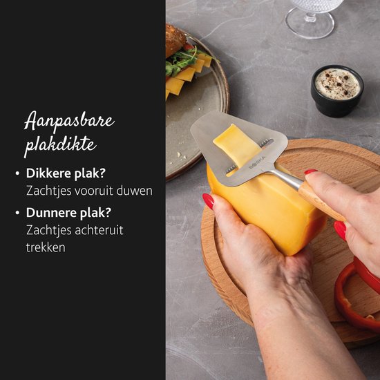 Een kaasrasp met een roestvrijstalen blad en een houten handvat, die een blok kaas snijdt.