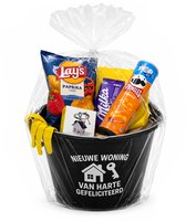 Emmer - Nieuwe woning in geschenkverpakking - Gevulde cadeau emmer - met tekst - Verpakt in cellofaan - 12 liter - zwart - Verjaardag man & Vrouw - Jubilieum cadeau - Geslaagd cadeau