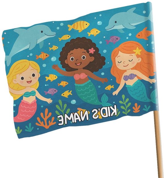 Blauwe vlag met drie zeemeerminnen, dolfijnen en kleurrijke vissen in een onderwaterwereld.