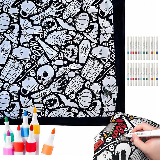 Zwarte deken met Halloween-print, omringd door kleurpotloden en een hand die erop kleurt. Rechts een set van 24 stiften.