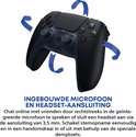 Zwarte Sony PS5 DualSense controller met blauwe pijlen eromheen.