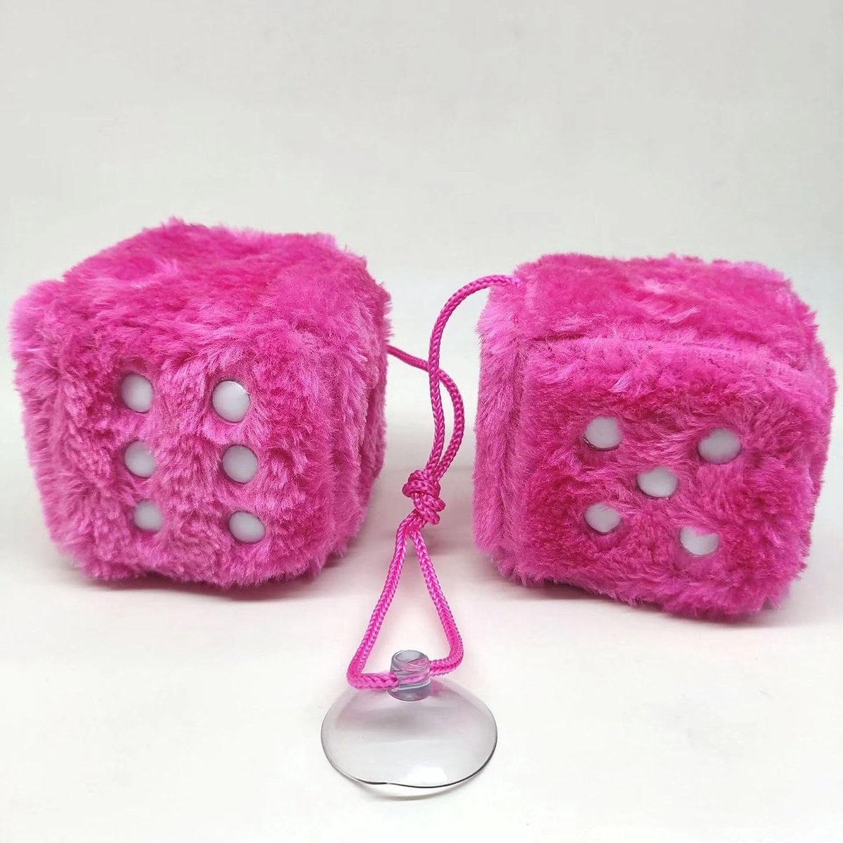 SnelShoppen - 2PCS Fluffy Dice voor Auto Interieur, 7.5 * 7.5CM Hangende Dobbelstenen voor Achteruitkijkspiegel, Auto Accessoires, Roze en Rood, Retro