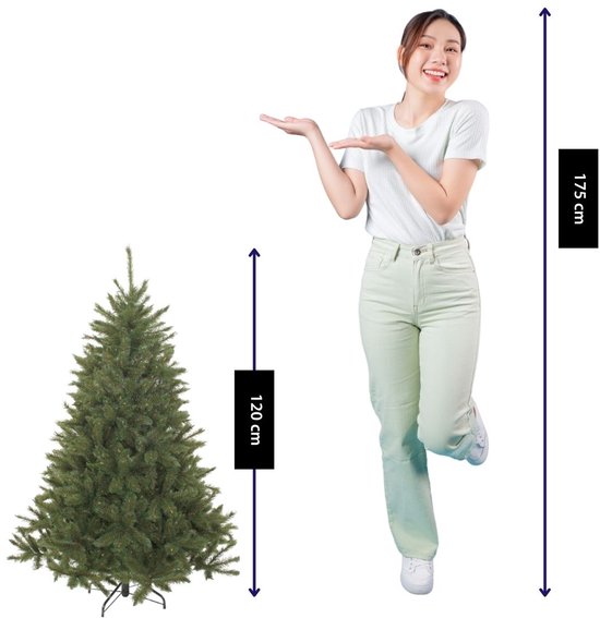 Een 120 cm hoge groene kunstkerstboom naast een 175 cm hoge vrouw.