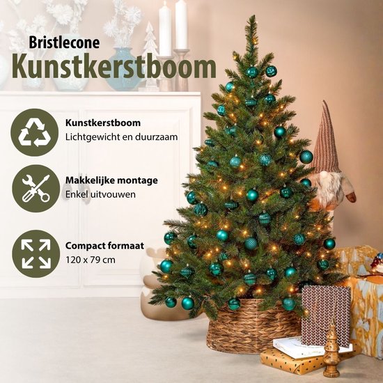 Groene kunstkerstboom, 'Bristlecone Kunstkerstboom', versierd met teal ballen en lichtjes.