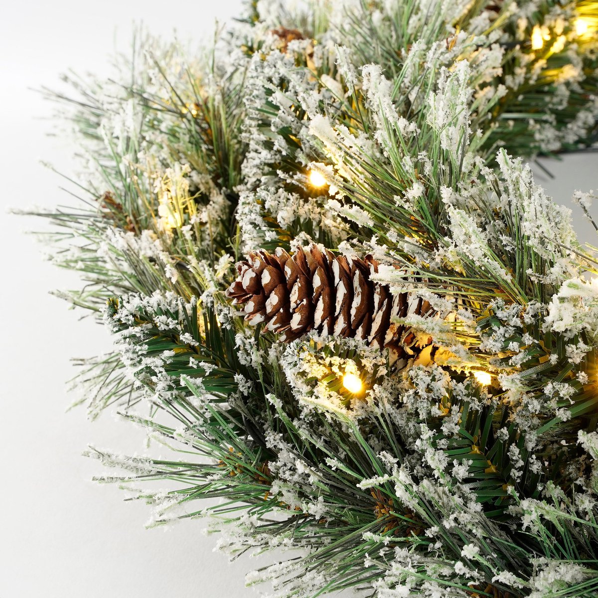 Black Box Trees Vandans LED Kerstkrans - Kerstversiering met Sneeuw en Dennenappels - Deurkrans voor Binnen met Verlichting Ø60 cm op Batterijen - Groen Frosted – foto 2