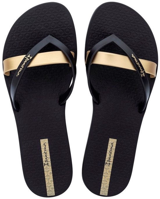 Zwarte Ipanema teenslippers met gouden bandjes en Ipanema logo.