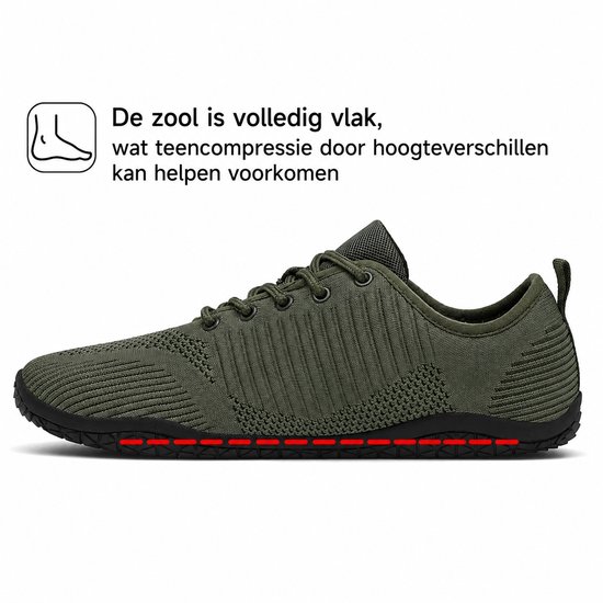 Olijfgroene sportschoen met veters. Een icoon en een lijn onder de zool tonen "De zool is volledig vlak".