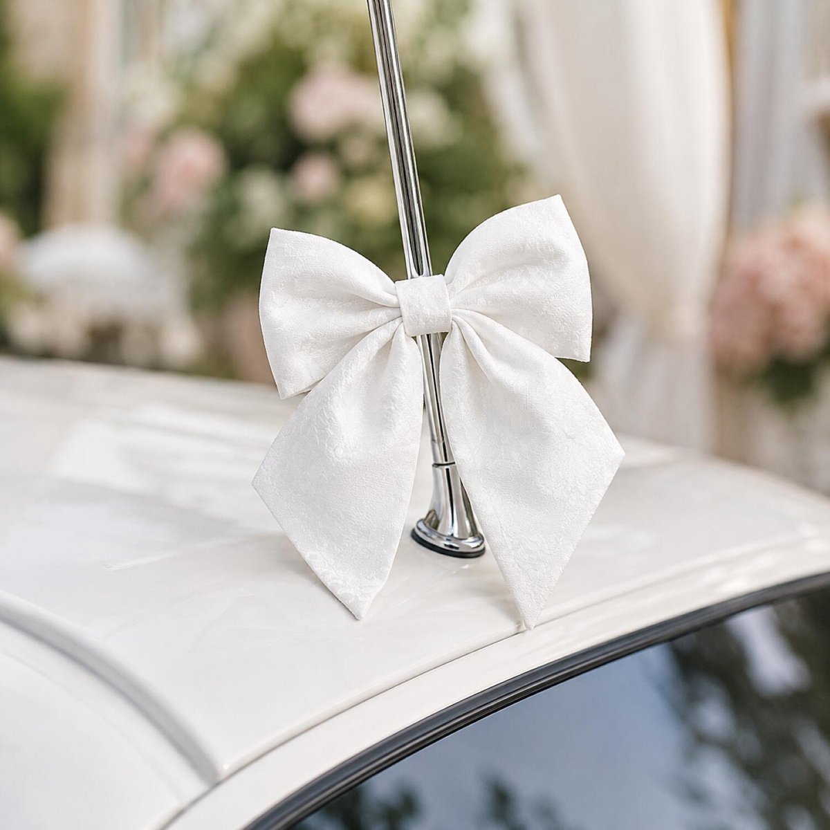 Trouwauto antenne strikjes - 2x stuks - wit - 12 x 13 cm - bruiloft decoratie