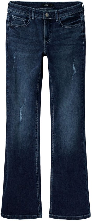 Een flared spijkerbroek in donkerblauw denim met lichte scheuren en witte stiksels.