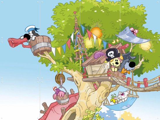 Un sticker mural détaillé avec des personnages de dessins animés, y compris des chiens, dans une cabane dans les arbres avec beaucoup de détails, des fanions et des lanternes.