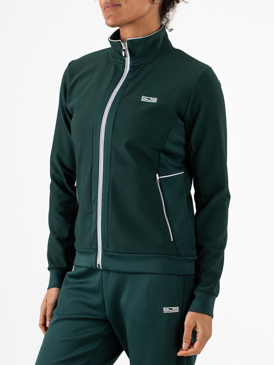 Vrouw in donkergroen trainingsjack met logo en witte bies, met witte rits. Geribbelde stof.