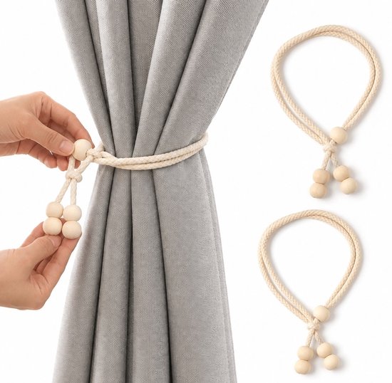 Rideaux gris attachés avec une corde ornée de quatre perles en bois; deux autres exemplaires à côté.